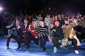 包含美巡巨星迎来生涯里程碑，成为焦点人物的词条